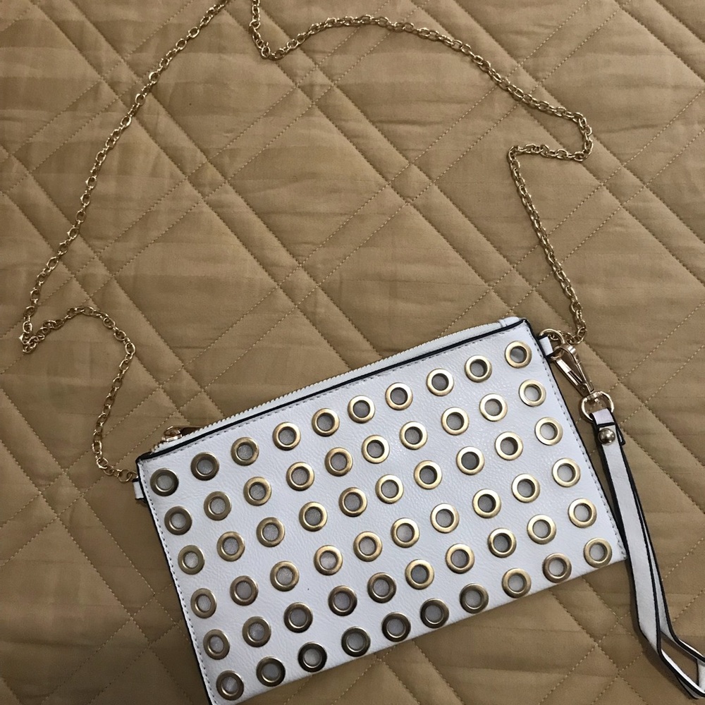 ✨White wristlet with gold chain✨